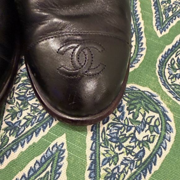 CHANEL Black Quilted Leather Boots with Gold Chain - Picture 5 of 9